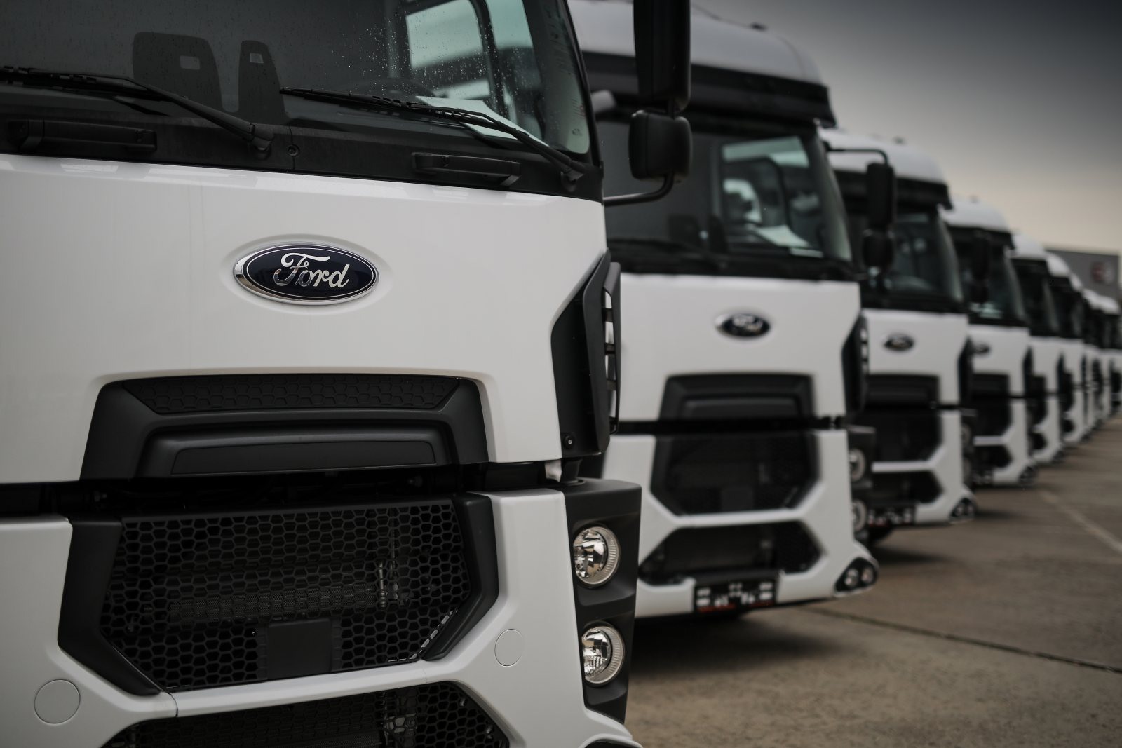 Cefin Trucks, livrează prima parte a unei flote de 100 unități Ford Trucks 1842T,  către Tempo Invest